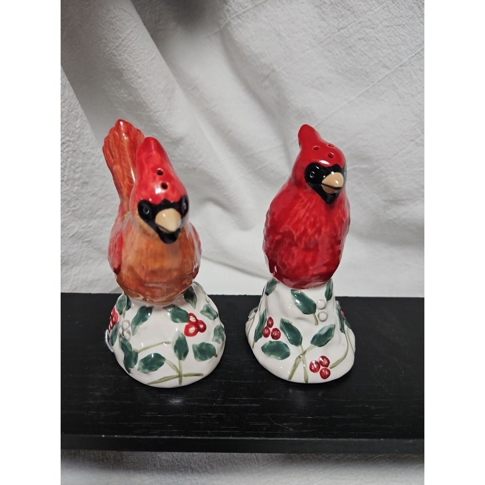 Pfaltzgraff Winterberry‎ RED CARDINAL SALT AND PEPPER SET